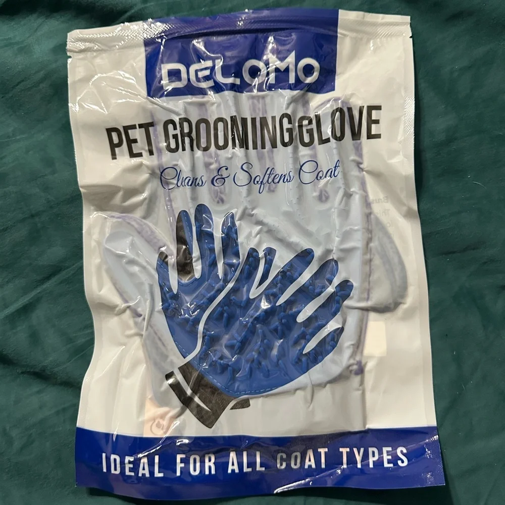 NWT Pet grooming glove